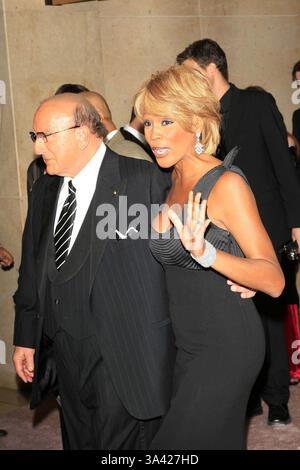 28. Oktober 2006 - Beverly Hills, Kalifornien, USA - WHITNEY HOUSTON und CLIVE DAVIS - .17th Karussell der Hoffnung BALL-. BEVERLY HILTON HOTEL, BEVERLY HILLS, KALIFORNIEN -.10-28-2006-. NINA PROMMER / 2006.K50343NP (Kredit-Bild: © Globe Photos/ZUMAPRESS.com) Stockfoto
