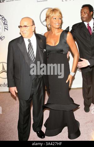 28. Oktober 2006 - Beverly Hills, Kalifornien, USA - WHITNEY HOUSTON und CLIVE DAVIS - .17th Karussell der Hoffnung BALL-. BEVERLY HILTON HOTEL, BEVERLY HILLS, KALIFORNIEN -.10-28-2006-. NINA PROMMER / 2006.K50343NP (Kredit-Bild: © Globe Photos/ZUMAPRESS.com) Stockfoto