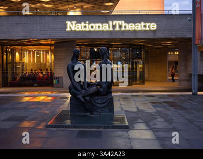 Der Eingang zum National Theatre mit der Skulptur London Pride des britischen Künstlers Frank Dobson auf der Londoner South Bank. Stockfoto