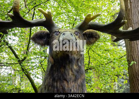 Die Megaloceros-Skulptur ist Teil der Ice Age Outdoor-Ausstellung im Howletts Wild Animal Park in der Nähe von Canterbury Stockfoto