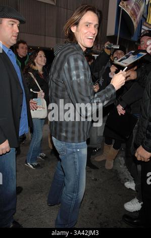 Februar 2007 - New York, New york - K51890AR.PROMINENTE GENIESSEN DEN ERSTEN WARMEN TAG SEIT MEHREREN WOCHEN NEW YORK New YORK 2007. ANDREA RENAULT- 2007.JIM CARREY(Bild: © Globe Photos/ZUMAPRESS.com) Stockfoto