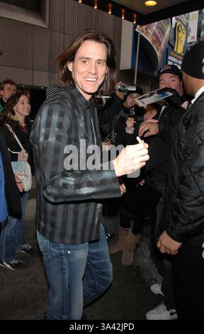 Februar 2007 - New York, New york - K51890AR.PROMINENTE GENIESSEN DEN ERSTEN WARMEN TAG SEIT MEHREREN WOCHEN NEW YORK New YORK 2007. ANDREA RENAULT- 2007.JIM CARREY(Bild: © Globe Photos/ZUMAPRESS.com) Stockfoto