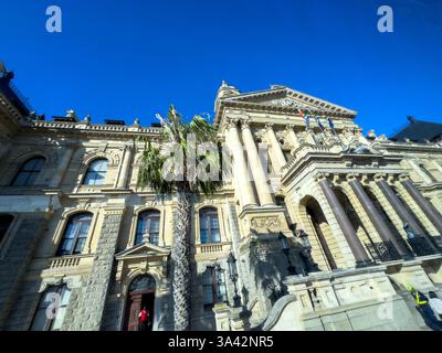 Kapstadt. Südafrika. 30. Oktober 2024. Flacher Blick auf das Rathaus von Kapstadt Stockfoto