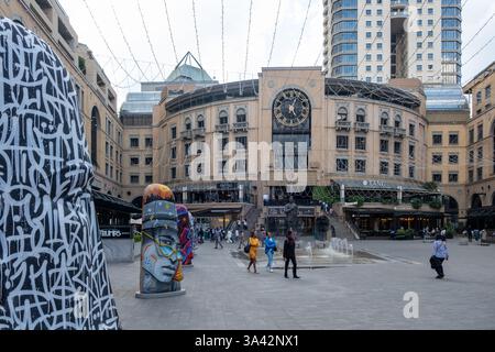 Johannesburg, Südafrika. Oktober 2024. Nelson Mandela Square, im Einkaufszentrum Sandton City, Stockfoto