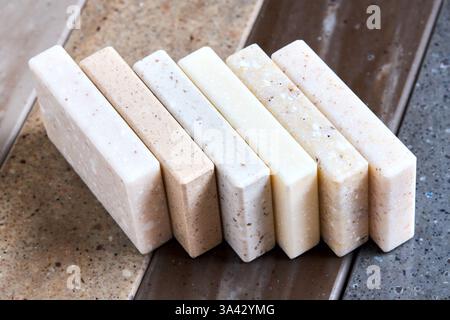 Porzellan Steinzeug-Kunststein-Quadrat-Proben als Küchenarbeitsplatten-Beispiele für zukünftige Küchen-Fassaden-Außenfassaden. Proben von Platten aus natürlichem Granit Stockfoto