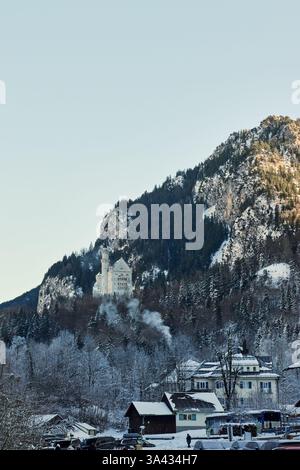 Majestätisches Schloss Neuschwanstein in den schneebedeckten Bayerischen Alpen während der Wintersaison Stockfoto