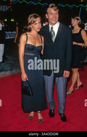 6. März 2008 - PATRICKSWAYZERETRO. PATRICK SWAYZE JENNIFER GREY.K9573FB.DIRTY DANCING PREMIERE IN LOS ANGELES 1997. FITZROY BARRETT(Bild: © Globe Photos/ZUMAPRESS.com) Stockfoto