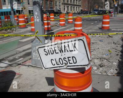 Austausch von Gehwegen und Bordsteinkanten im Stadtteil Chelsea in New York am Freitag, den 14. März 2025. (© Richard B. Levine) Stockfoto