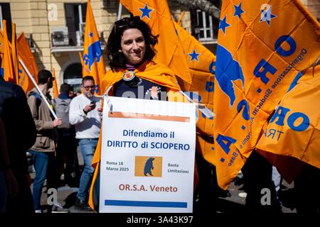 Rom, Rm, Italien. März 2025. Versammlung aller Eisenbahnarbeiter der Gewerkschaften UGL, FAST und Orsa im "Verkehrsministerium", um gegen die unannehmbaren Streikbeschränkungen zu protestieren, die von der von Paola Bellocchi (Präsident der Garantiekommission für Streiks in wesentlichen öffentlichen Diensten) verhängt wurden. Morgen werden die Arbeiter streiken. "Verteidigen wir das Recht auf Streik" liest das Zeichen. Quelle: ZUMA Press, Inc./Alamy Live News Stockfoto