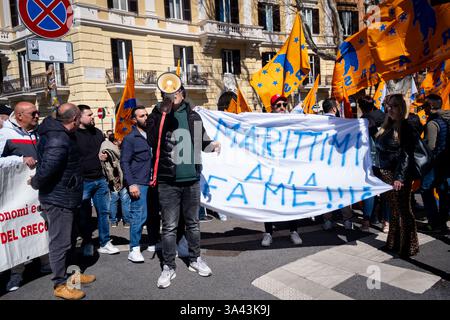 Rom, Rm, Italien. März 2025. Versammlung aller Eisenbahnarbeiter der Gewerkschaften UGL, FAST und Orsa im "Verkehrsministerium", um gegen die unannehmbaren Streikbeschränkungen zu protestieren, die von der von Paola Bellocchi (Präsident der Garantiekommission für Streiks in wesentlichen öffentlichen Diensten) verhängt wurden. Morgen werden die Arbeiter streiken. „Seearbeiter verhungern!“ Liest das Banner. Quelle: ZUMA Press, Inc./Alamy Live News Stockfoto