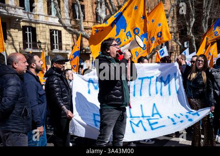 Rom, Rm, Italien. März 2025. Versammlung aller Eisenbahnarbeiter der Gewerkschaften UGL, FAST und Orsa im "Verkehrsministerium", um gegen die unannehmbaren Streikbeschränkungen zu protestieren, die von der von Paola Bellocchi (Präsident der Garantiekommission für Streiks in wesentlichen öffentlichen Diensten) verhängt wurden. Morgen werden die Arbeiter streiken. „Seearbeiter verhungern!“ Liest das Banner. Quelle: ZUMA Press, Inc./Alamy Live News Stockfoto