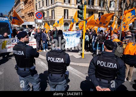 Rom, Rm, Italien. März 2025. Versammlung aller Eisenbahnarbeiter der Gewerkschaften UGL, FAST und Orsa im "Verkehrsministerium", um gegen die unannehmbaren Streikbeschränkungen zu protestieren, die von der von Paola Bellocchi (Präsident der Garantiekommission für Streiks in wesentlichen öffentlichen Diensten) verhängt wurden. Morgen werden die Arbeiter streiken. Quelle: ZUMA Press, Inc./Alamy Live News Stockfoto