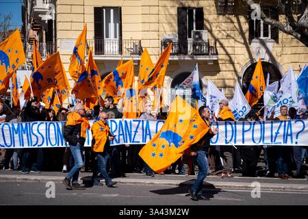 Rom, Rm, Italien. März 2025. Versammlung aller Eisenbahnarbeiter der Gewerkschaften UGL, FAST und Orsa im "Verkehrsministerium", um gegen die unannehmbaren Streikbeschränkungen zu protestieren, die von der von Paola Bellocchi (Präsident der Garantiekommission für Streiks in wesentlichen öffentlichen Diensten) verhängt wurden. Morgen werden die Arbeiter streiken. „Garantiekommission oder Polizeistaat“ liest das Banner. Quelle: ZUMA Press, Inc./Alamy Live News Stockfoto