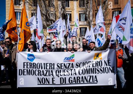 Rom, Rm, Italien. März 2025. Versammlung aller Eisenbahnarbeiter der Gewerkschaften UGL, FAST und Orsa im "Verkehrsministerium", um gegen die unannehmbaren Streikbeschränkungen zu protestieren, die von der von Paola Bellocchi (Präsident der Garantiekommission für Streiks in wesentlichen öffentlichen Diensten) verhängt wurden. Morgen werden die Arbeiter streiken. "Eisenbahnarbeiter ohne Streik oder Demokratie, diese kommission ist keine Garantie", heißt es. Quelle: ZUMA Press, Inc./Alamy Live News Stockfoto