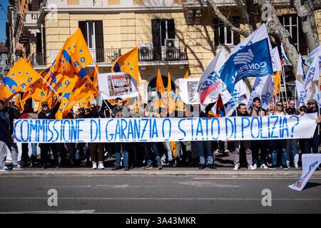 Rom, Rm, Italien. März 2025. Versammlung aller Eisenbahnarbeiter der Gewerkschaften UGL, FAST und Orsa im "Verkehrsministerium", um gegen die unannehmbaren Streikbeschränkungen zu protestieren, die von der von Paola Bellocchi (Präsident der Garantiekommission für Streiks in wesentlichen öffentlichen Diensten) verhängt wurden. Morgen werden die Arbeiter streiken. „Garantiekommission oder Polizeistaat“ liest das Banner. Quelle: ZUMA Press, Inc./Alamy Live News Stockfoto