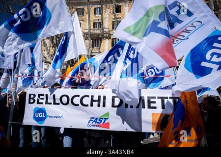 Rom, Rm, Italien. März 2025. Versammlung aller Eisenbahnarbeiter der Gewerkschaften UGL, FAST und Orsa im "Verkehrsministerium", um gegen die unannehmbaren Streikbeschränkungen zu protestieren, die von der von Paola Bellocchi (Präsident der Garantiekommission für Streiks in wesentlichen öffentlichen Diensten) verhängt wurden. Morgen werden die Arbeiter streiken. "Bellocchi resign" liest das Banner. Quelle: ZUMA Press, Inc./Alamy Live News Stockfoto