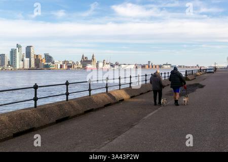 Hundeschlittenpromenade am Fluss, Blick auf Wallasey über den River Mersey bis zur Hafenpromenade von Liverpool, Merseyside, England, Großbritannien Stockfoto
