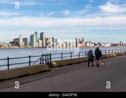 Hundeschlittenpromenade am Fluss, Blick auf Wallasey über den River Mersey bis zur Hafenpromenade von Liverpool, Merseyside, England, Großbritannien Stockfoto