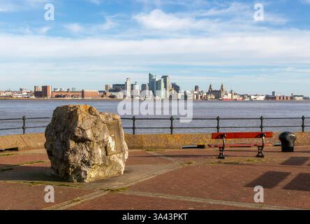 Blick von den Lautsprechern Stone Egremont, Wallasey über den Fluss Mersey bis zur Hafenpromenade von Liverpool, Merseyside, England, Großbritannien Stockfoto