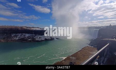 Blick auf die niagarafälle von der kanadischen Seite mit den mächtigen Wasserfällen mit Nebel, der vor dem Hintergrund eines tiefblauen, bewölkten Himmels in die Luft aufsteigt. Rauschendes Wasser und dramatische Atmosphäre unterstreichen die Schönheit dieses legendären Naturdenkmals, das sich auf Reisen, Naturerlebnisse und Tourismus konzentriert Stockfoto