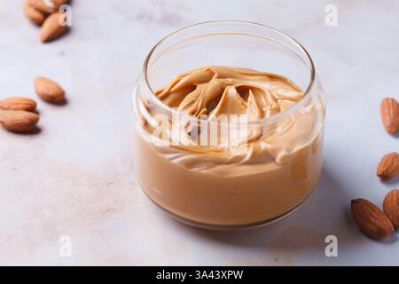 Mandel hausgemachte Nussbutter in einem Glas. Veganes Snackkonzept. Stockfoto
