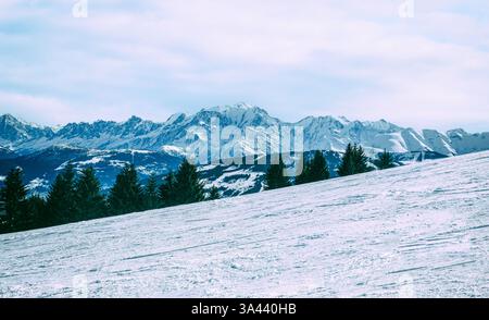 Mont Blanc Bergkette von den Skipisten von Combloux Stockfoto