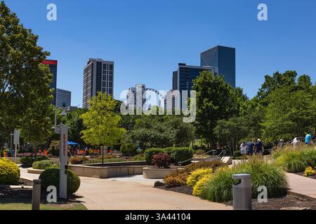 Pemberton Place mit Blick auf das Riesenrad und die Wolkenkratzer im Zentrum von Atlanta, Georgia, USA Stockfoto