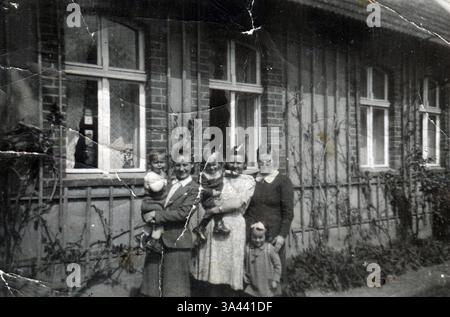 18. Februar 2014 - DEUTSCHLAND â€“ UM die 1930er Jahre: Ein antikes Foto von drei Frauen mit Kindern, die vor dem Hintergrund des Hauses posieren (Credit Image: © Igor Golovniov/ZUMA Wire/ZUMAPRESS.com) Stockfoto