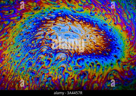 Ein wirbelndes Muster, das durch Mischen von Öl und Wasser entsteht, für Texturen und Hintergründe Stockfoto