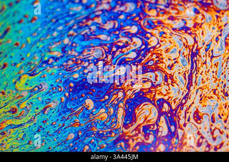 Nahaufnahme von Öl und Wasser, die ein psychedelisches Muster für Hintergründe und Texturen schaffen Stockfoto