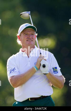 30. Mai 2014: Ernie Els sieht seinen Abschlag aus dem 18. Loch während der zweiten Runde des Memorial Turniers, das von Nationwide Insurance im Muirfield Village Golf Club in Dublin, Ohio, präsentiert wurde. (Bild: © Scott Terna/Cal Sport Media/ZUMAPRESS.com) Stockfoto