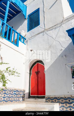 Eine sehr alte rote Holztür an einem Haus am UNESCO-Weltkulturerbe Sidi Bou Said, Tunis, Tunesien Stockfoto