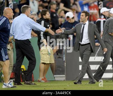 31. Mai 2014: Washington, DC, USA – Sporting KC Head Coach Peter Vermes, links, und D.C. United Head Coach Ben Olsen schütteln sich die Hände nach dem Sieg von United 1-0 im RFK Stadium in Washington am Samstag, den 31. Mai 2014. (Kreditbild: © Chuck Myers/MCT/ZUMAPRESS.com) Stockfoto