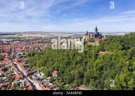 Luftaufnahme der Stadt und des Schlosses Wernigerode, des Harzes, Sachsen-Anhalts, Deutschland, Europa Stockfoto