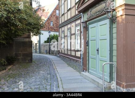 Historische Gebäude mit Fachwerkhäusern am Oberpfarrkirchhof neben der Sylvestri-Kirche, Altstadt von Wernigerode, Harz, Sachsen-Anhalt, Germa Stockfoto