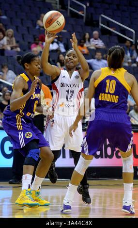 1. Juni 2014 – Washington, DC, USA – der Washington Mystics Guard Ivory Latta (12) trifft am Sonntag, 1. Juni 2014, einen 3-Punkte-Schuss über die Wache Alana Beard (0), links, und die Wache Lindsey Harding (10) im Verizon Center in Washington. Die Mystics besiegten die Sparks in dreifachen Überstunden von 92 bis 84. (Kreditbild: © Chuck Myers/MCT/ZUMAPRESS.com) Stockfoto