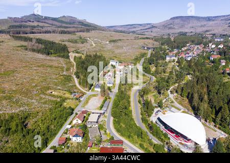 Blick auf die Stadt mit Feuerstein Arena von oben, Wurmberg im Hintergrund, Schierke, Wernigerode, Sachsen-Anhalt, Deutschland, Europa Stockfoto