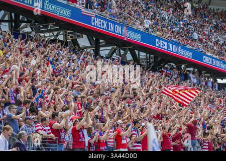 Juni 2014 - Harrison, NJ, U. S – Fans des Teams USA jubeln während des Spiels. Das Team USA besiegte die Türkei 2-1 in der Red Bull Arena in Harrison, NJ, als Teil der Send-Off Series in Vorbereitung auf die Weltmeisterschaft in Brasilien. (Bild: © Jacob Kupferman/ZUMA Wire/ZUMAPRESS.com) Stockfoto
