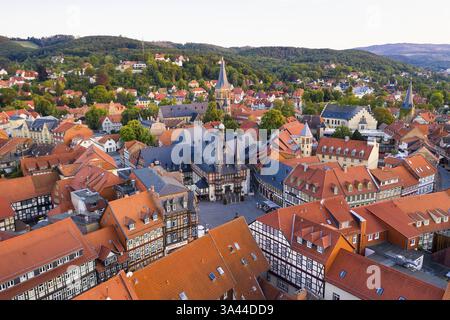 Historisches Rathaus, Sylvestriekirche und Markt, Blick aus der Vogelperspektive auf die Altstadt, Wernigerode, Sachsen-Anhalt, Deutschland, Europa Stockfoto