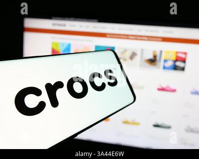 Deutschland. Januar 2025. In dieser Abbildung ist ein Smartphone mit dem Logo der amerikanischen Schuhfirma Crocs Inc. Auf dem Bildschirm vor der Business-Website zu sehen. (Credit Image: © Timon Schneider/SOPA Images via ZUMA Press Wire) NUR REDAKTIONELLE VERWENDUNG! Nicht für kommerzielle ZWECKE! Stockfoto