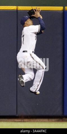 2. Juni 2014 - Milwaukee, WI, USA - Milwaukee Brewers Center Fielder Carlos Gomez (27) stürzt sich während des achten Inning am Montag, 2. Juni 2014 im Miller Park in Milwaukee Brewers einen Ball, der von Milwaukee Brewers erster Baseman Lyle Overbay (24) getroffen wurde. (Kreditbild: © Mark Hoffman/MCT/ZUMAPRESS.com) Stockfoto