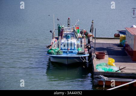 Gwangyang City, Südkorea - 3. Oktober 2021: Ein Fischerboot mit Netzen, Bojen und Ausrüstung wird entlang des Seomjin-Flusses angedockt. Die Gefäßreferenz Stockfoto