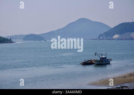 Gwangyang City, Südkorea - 3. Oktober 2021: Ein Fischerboot schwimmt nahe der Mündung des Seomjin River, während es in die Südsee fließt. Der Fluss ist c Stockfoto