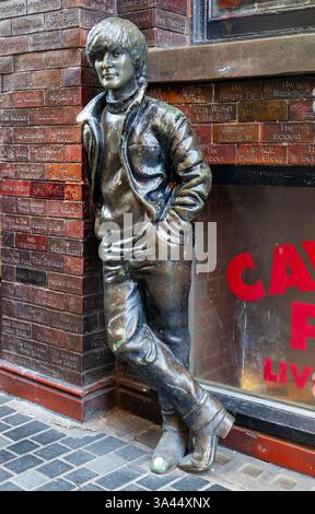 Statue von John Lennon aus den Beatles, Mathew Street, Liverpool, Merseyside, England, UK Stockfoto