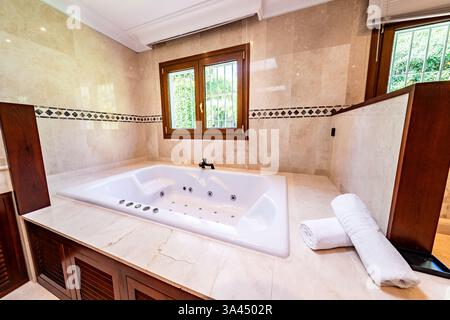 Ein Bild von einer großen Jacuzzi-Badewanne in luxuriösem mediterranem Badezimmer Stockfoto