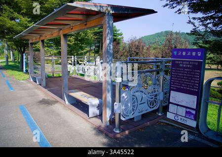 Gwangyang, Südkorea - 3. Oktober 2021: Eine ausgewiesene Raststätte entlang des Seomjingang Radweges mit einem überdachten Sitzbereich und einem Schild mit Details Stockfoto