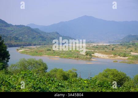 Gwangyang, Südkorea - 3. Oktober 2021: Ein malerischer Blick auf den Seomjin River, der sich durch Feuchtgebiete schlängelt, mit Sandbänken und üppiger Vegetation Stockfoto