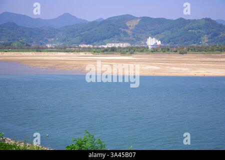 Gwangyang, Südkorea - 3. Oktober 2021: Ein Blick auf den Seomjin River mit freiliegenden Sandbänken, die den saisonalen Wasserstand widerspiegeln. Im Hintergrund, m Stockfoto