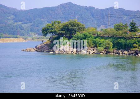 Gwangyang, Südkorea - 3. Oktober 2021: Ein ruhiger Blick auf die felsigen Ufer des Seomjin River in der Nähe von Gwangyang Plum Blossom Village, umgeben von l Stockfoto