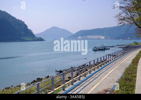 Gwangyang City, Südkorea - 3. Oktober 2021: Ein landschaftlich reizvoller Abschnitt des Seomjingang Bike Path verläuft entlang des Seomjin River und bietet Radfahrern eine Erbse Stockfoto